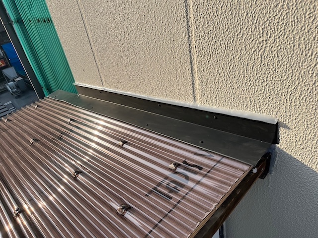 雨仕舞い板金を設置